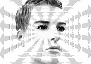 章子怡,一位在国际影坛上备受瞩目的中国女演员,以其独特的魅力和扎实的演技获得了无数粉丝和影迷的喜爱。她在电影界的卓越成就,不仅为中国电影争光,更让世界看到了中国电影的魅力。而近日,章子怡在社交媒体上晒出了女儿与影后的合照,引发了广泛关注。