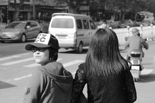 大妈要求女孩让座遭拒后，竟上演躺地大哭戏码！