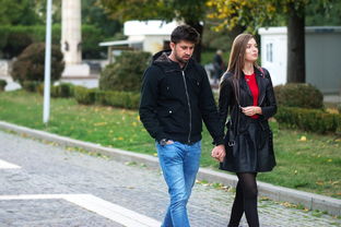 六旬老太收银顺走钱，下跪道歉