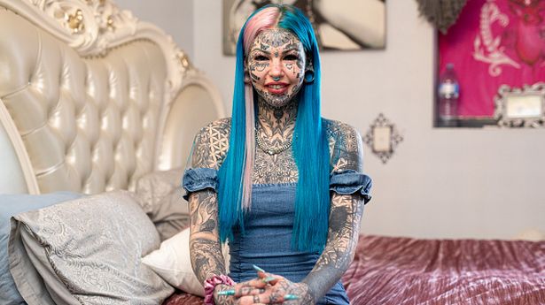 被称为“蓝眼白龙”的纹身模特在画眼球之前看起来很不一样