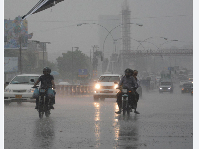 随着卡拉奇气温上升,可能会有零星阵雨