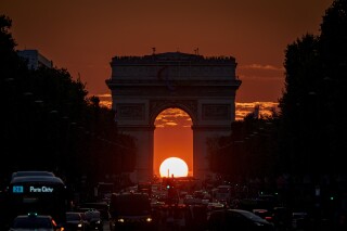 一张非凡的(奥运)照片:瓦迪姆·吉达在凯旋门的框架下拍摄了日落