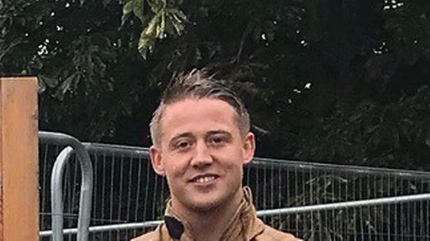 17岁的消防员爬上她的床时，对她说了“受人尊敬”的八个脏话