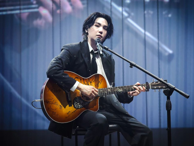 因酒后驾驶和服务争议,菅义伟在HYBE总部遭到粉丝的花圈抗议