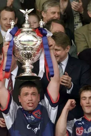 谢菲尔德老鹰队的老板马克·阿斯顿提出了前所未有的禁令,发誓要为自己正名