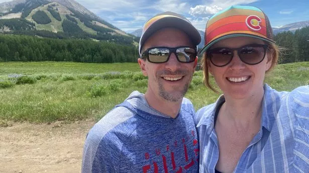 “我们是在垃圾箱里捡垃圾时认识的,现在我们的孩子睡在垃圾箱里找到的小床上。”