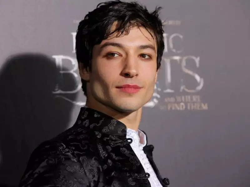 父亲撤回了对埃兹拉·米勒的猥亵指控,支持孩子的乐队