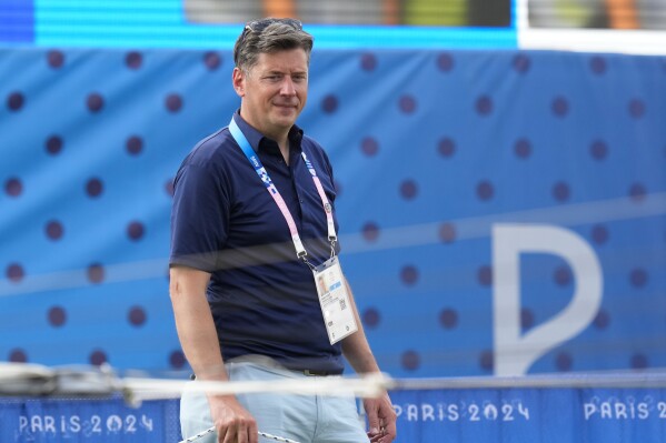 俄克拉荷马市市长霍尔特参观了巴黎奥运会,为他的城市在28年举办独木舟和垒球做准备