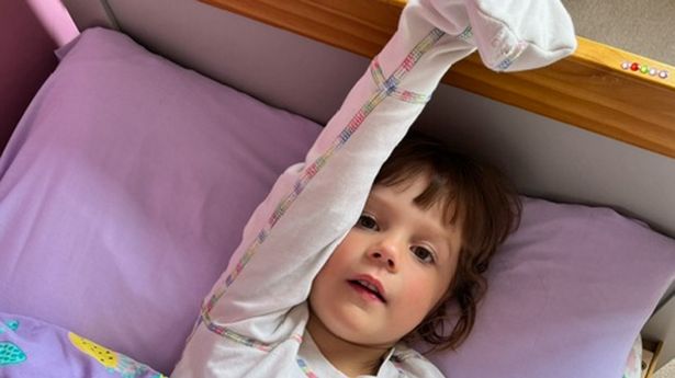 由于“类固醇成瘾”，4岁的女孩不得不戴着连指手套睡觉三年