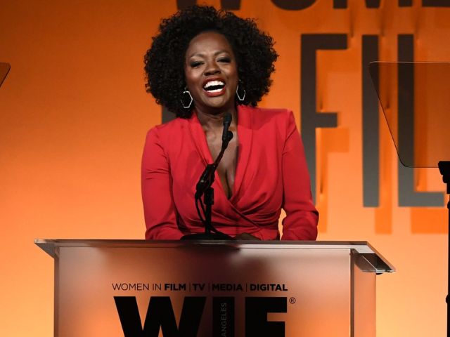 维奥拉·戴维斯在好莱坞基金会晚会上发表感言,纪念童年的自己