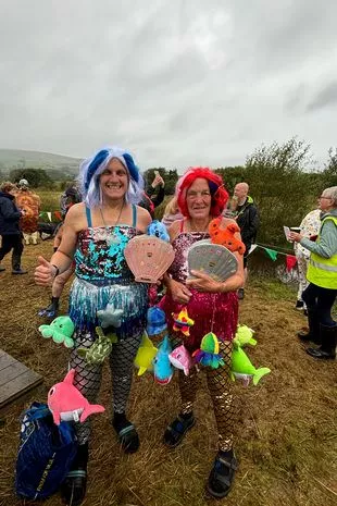 “我参观了威尔士美丽的极限运动之都,观看了英国最奇怪的比赛。”