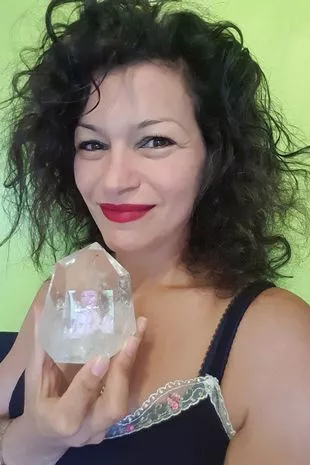 “我是一个现实生活中的女巫,人们应该害怕我强大的复仇咒。”