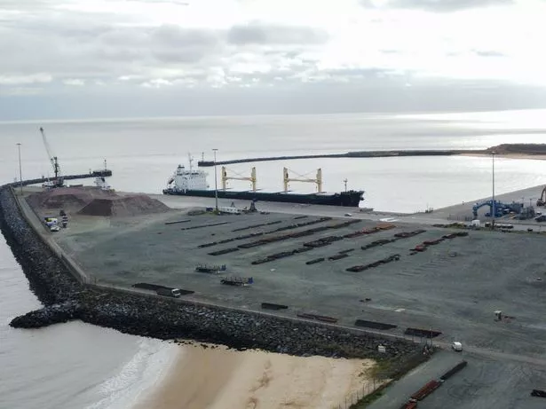 装满炸药的俄罗斯船只停靠在雅茅斯,人们对“浮动定时炸弹”的恐惧与日俱增