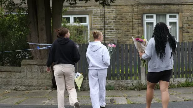 突发新闻:母亲和她的三个孩子在“蓄意”的房屋火灾中丧生，并以悲惨的名字致敬