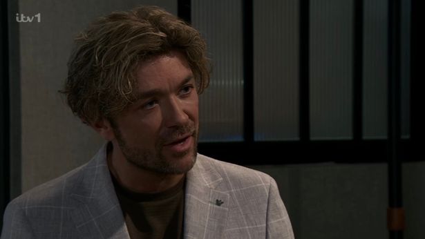 《加冕街》预告片暗示反派将回归——这对三位居民来说是个坏消息