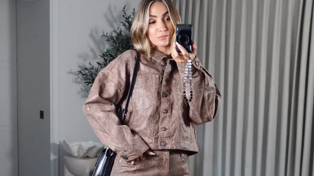 弗兰基·布里奇的河岛蛇纹套装让人惊艳,既可以穿正装,也可以穿便装