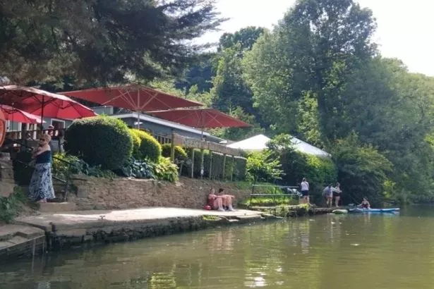 距离英国城市5英里的维多利亚式酒吧,当地人乘坐30秒的渡轮就能到达