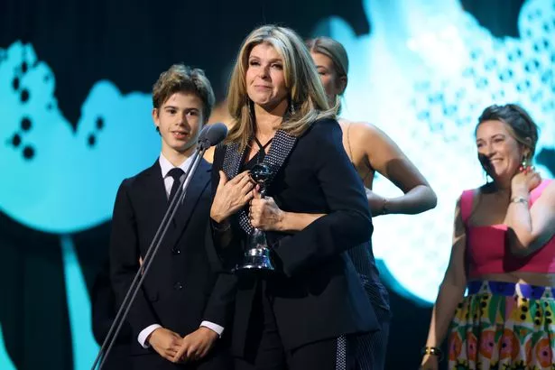 凯特·加洛维在谈到赢得国家电视奖时“苦乐参半”,她说“德里克·德雷珀想让别人听到她的声音”