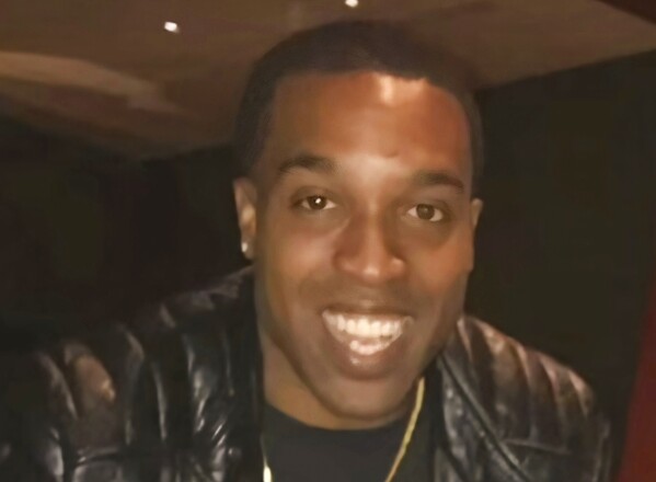 弗格森警方公布了抗议活动的随身摄像机镜头，其中一名警察严重受伤