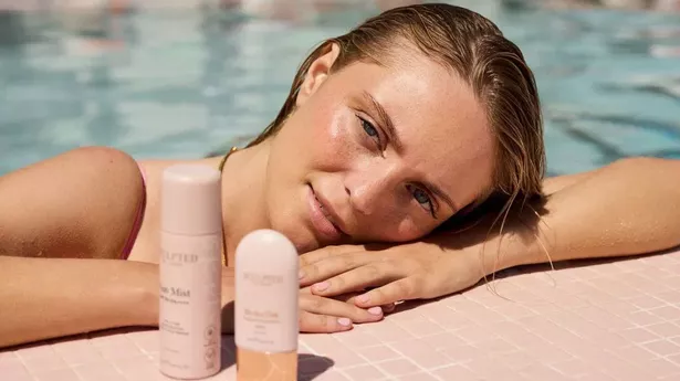 消费者称赞保湿的彩色精华液“掩盖不完美”，“让皮肤看起来更年轻”。