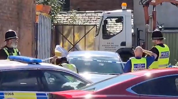 在恐怖的工业事故中,一名男子被“困在叉车下”后死亡