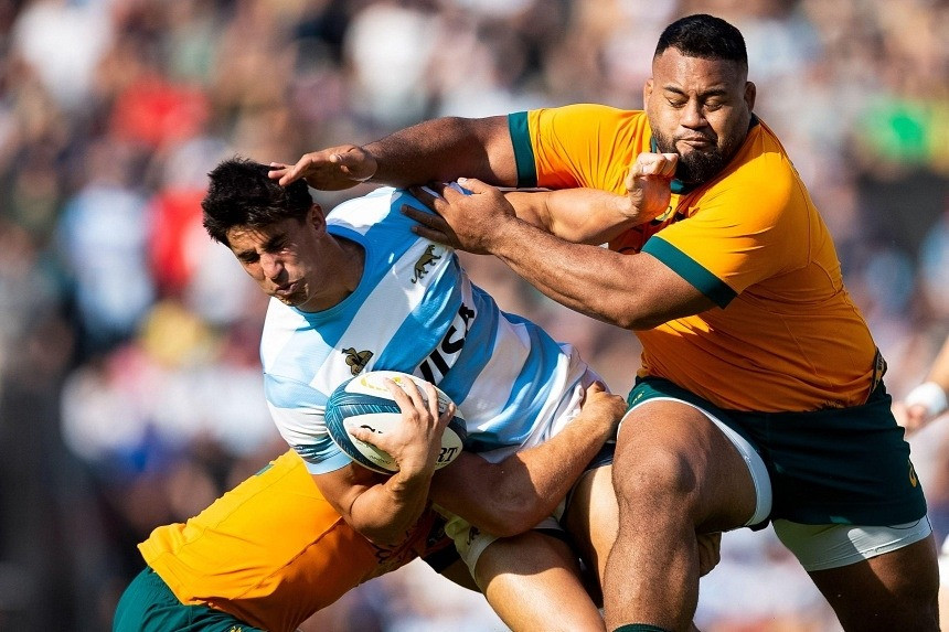 在橄榄球锦标赛中，阿根廷队以67比27击败澳大利亚队