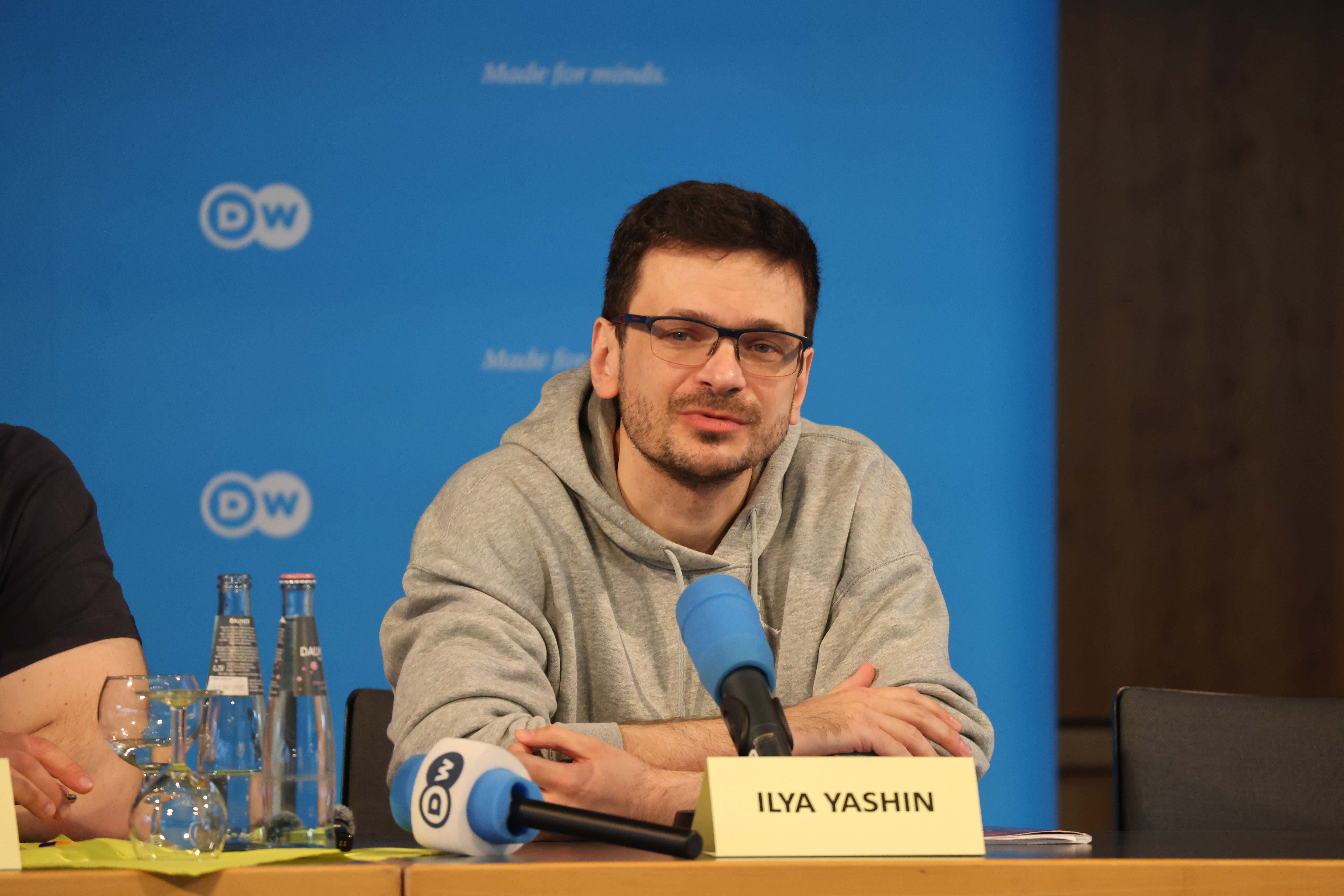 交换囚犯后，亚辛在国外的政治斗争仍在继续