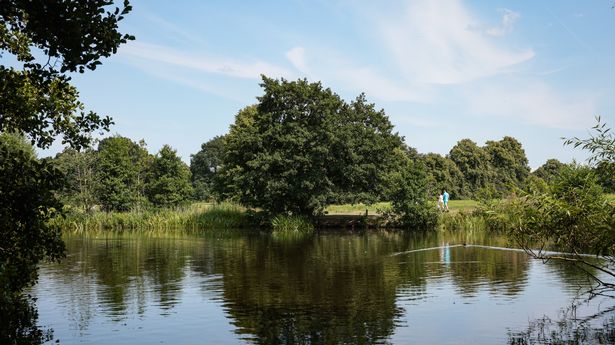 夏天的时候，这个英国小镇离大城市只有几分钟的路程，“感觉像西班牙”