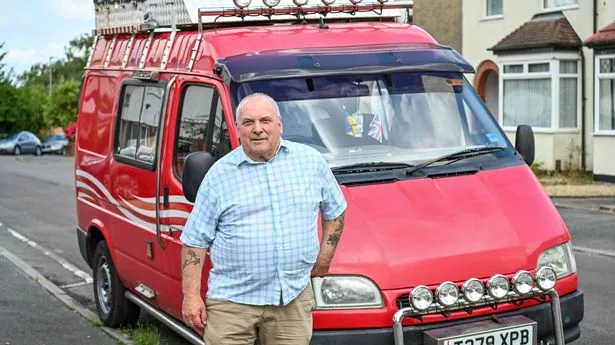 “在诊断出晚期癌症后,我花了毕生积蓄开着我的面包车环游世界。”