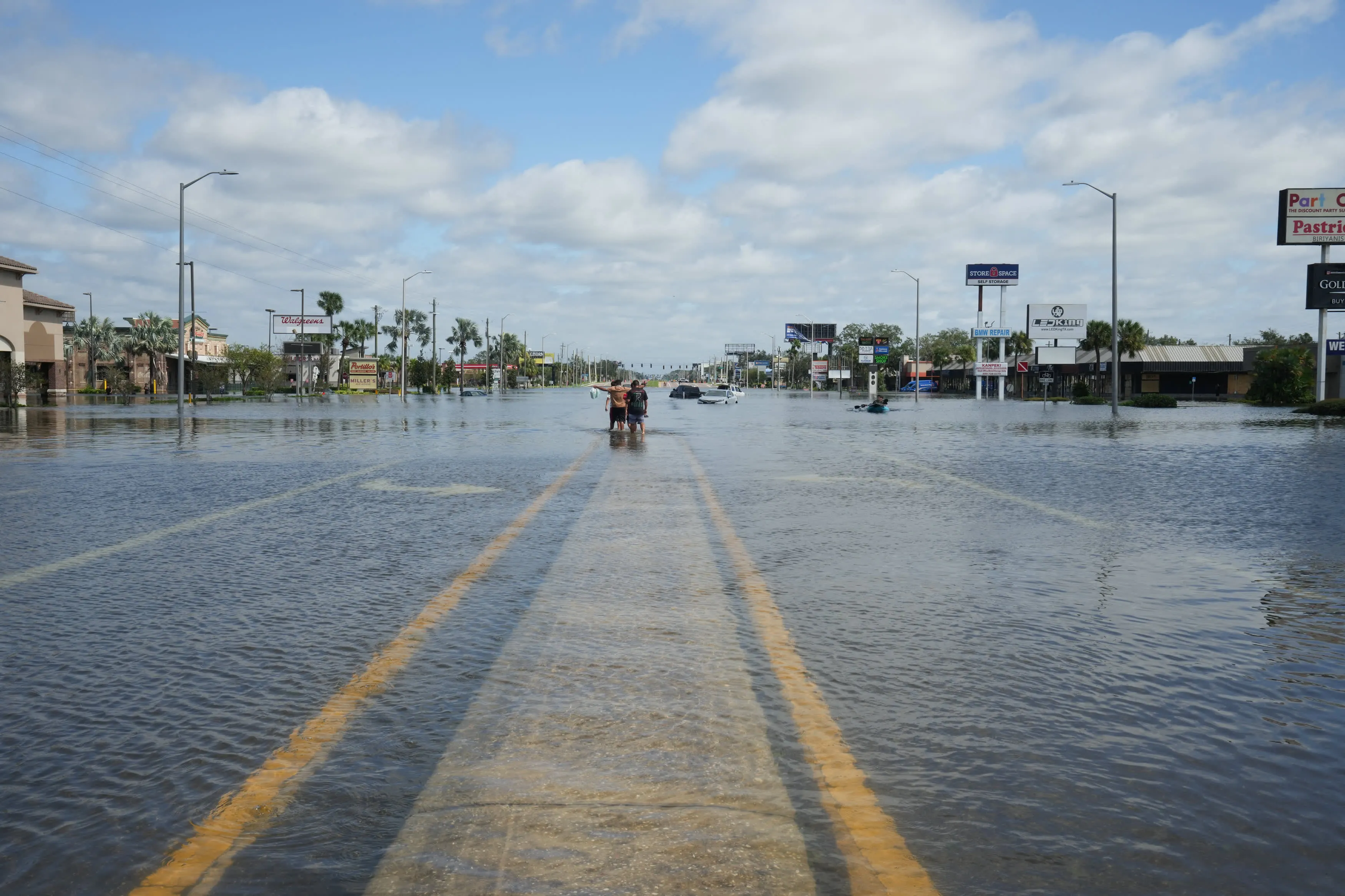佛罗里达州的灾难:飓风弥尔顿后的重点是电力恢复和受害者援助