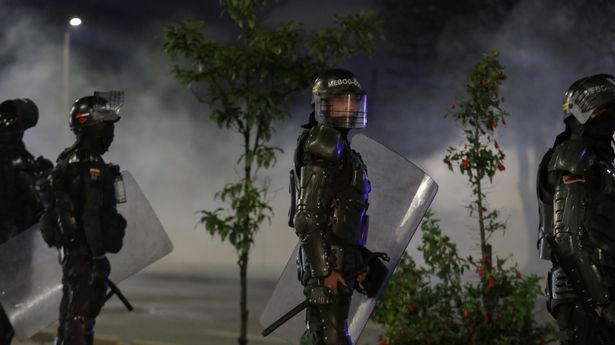 哈里和梅根抵达哥伦比亚的“电冰箱城”参观