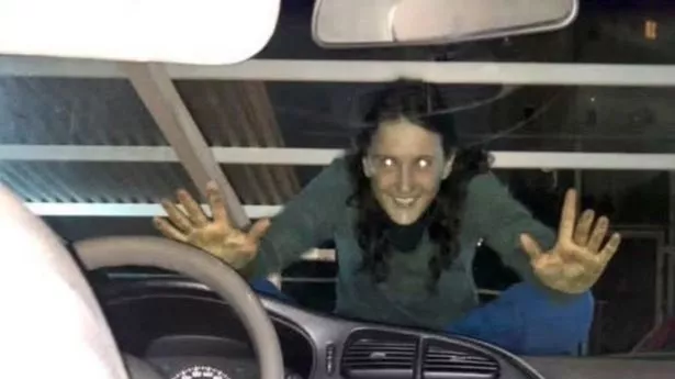 一名女子跳上车,盯着司机看——但这只是开始