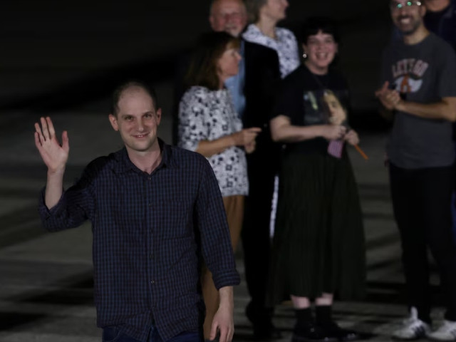 埃文·格什科维奇和保罗·惠兰在俄罗斯与西方囚犯交换中获释