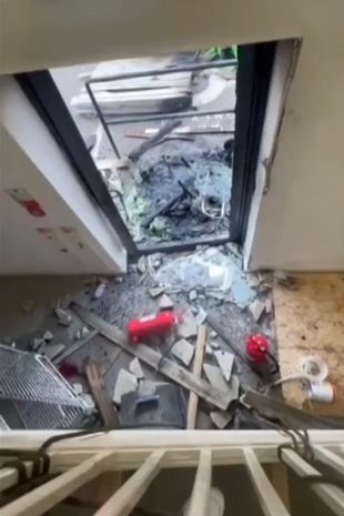 当暴徒袭击时,寻求庇护者被困在酒店,“以为他快死了”