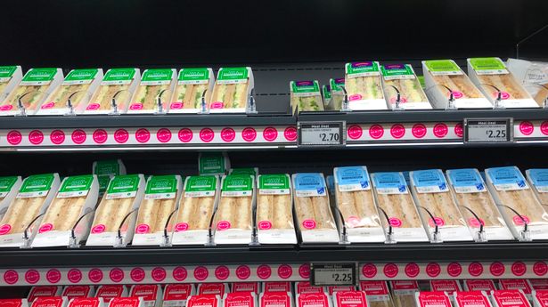 人们意识到预先包装好的三明治是如何制作的，并且已经“推迟了生活”。