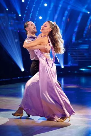 前体操冠军转型性感主播，挑战与掌声的交织