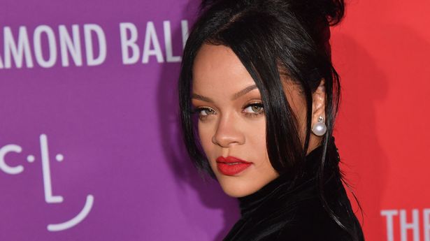 女人化妆成蕾哈娜——但粉丝们都说同样的话