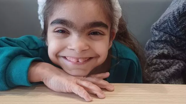 8岁的小女孩患有一种非常罕见的疾病,这意味着她被误认为是一个蹒跚学步的孩子