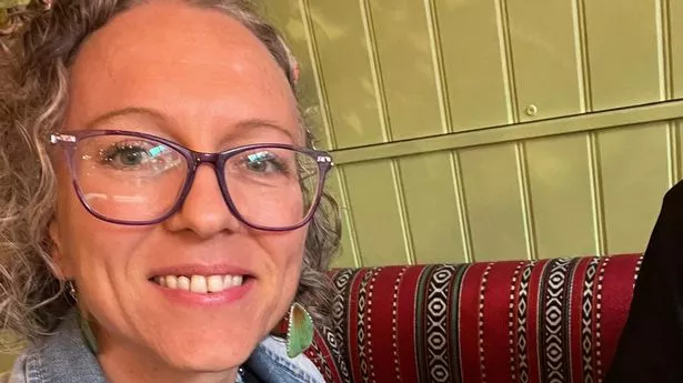 家长们对学生在学校被迫换上体育装备感到愤怒