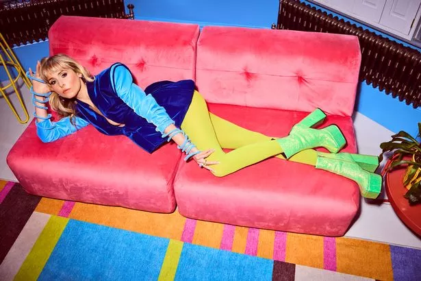 岁月的韵律,黄历与万年历的古韵新章——国学大师的姓名解读与文化解析 岁月的韵律,黄历与万年历的古韵新章——国学大师的姓名解读与文化解析