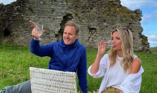 当海伦·斯克尔顿在新电视节目中犯错时,丹·沃克警告说“再也不要这样了”