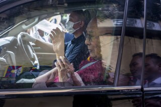 达赖喇嘛在美国接受膝关节置换手术后返回印度总部