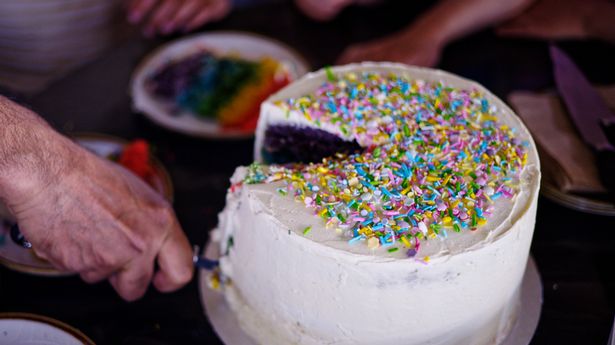 一名女子为祖母的生日带了蛋糕去餐馆，却被打了一巴掌
