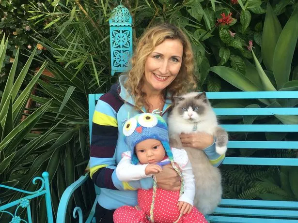 “我是250个重生娃娃的妈妈,朋友们把我当成凯蒂·普莱斯,但我们的感情是真实的。”