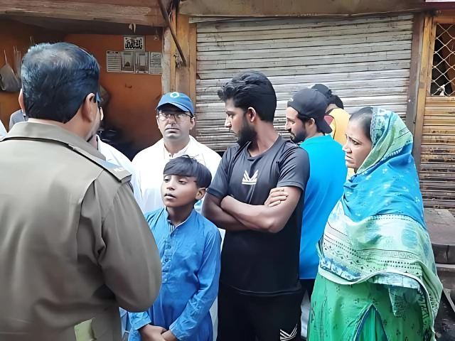 警方在拉合尔逮捕了一名出售死鸡的女子及其儿子,970公斤肉被销毁