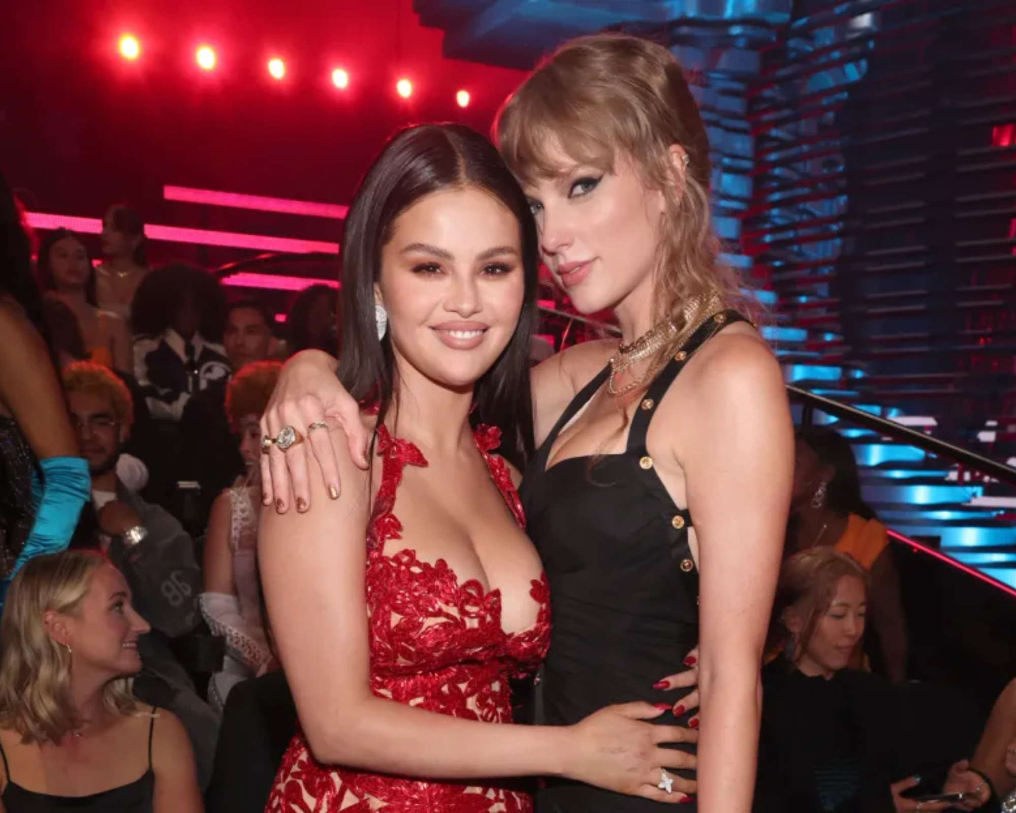 据报道，赛琳娜·戈麦斯感觉自己像个“局外人”。在泰勒·斯威夫特的圈子里