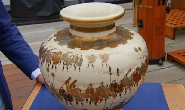 古董路演嘉宾在被告知这件“特别”物品的惊人价值时强忍着眼泪