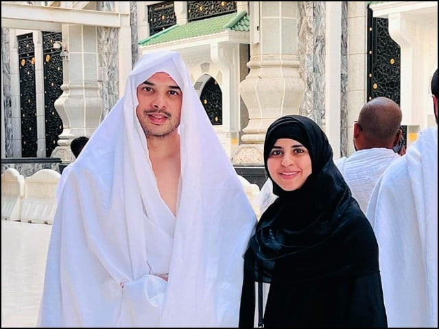 演员Fatima Effendi和Kanwar Arsalan在Instagram上分享了朝觐的瞬间