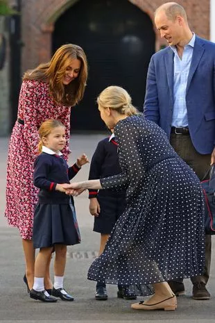名动京城，女子以跪地之姿，一呼百应，只为唤醒尘封的诚信