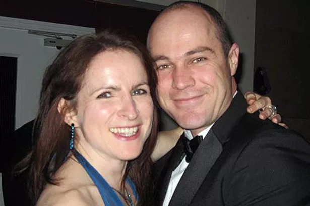 在丈夫篡改降落伞后,奇迹妈妈从3000英尺高空坠落,幸免于难